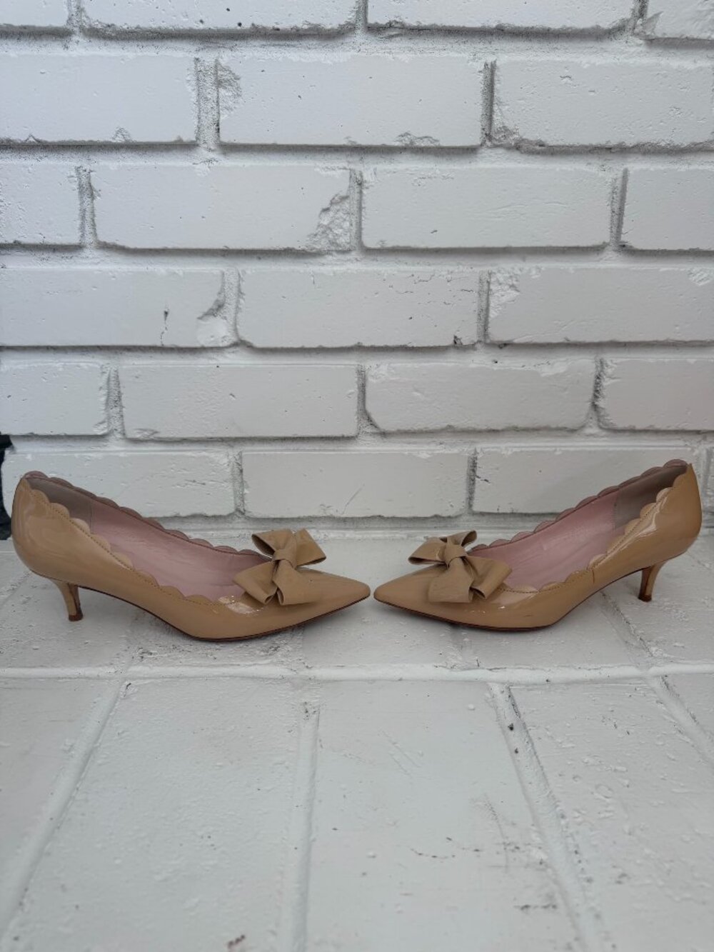 Kate Spade Maxine Nude Patent Scalloped Bow Kitten-Heel Pumps Size 6